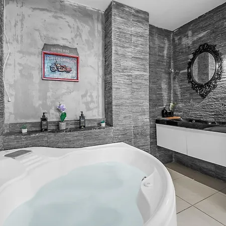 Daire Luxury House Jacuzzi - *